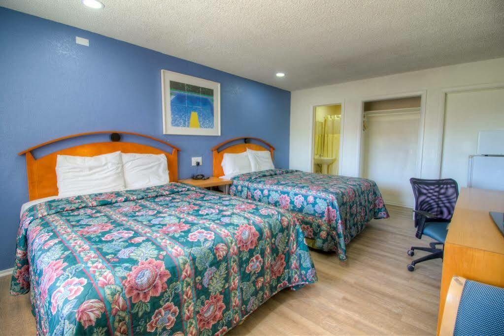 Travel Inn And Suites Ridgecrest Bagian luar foto