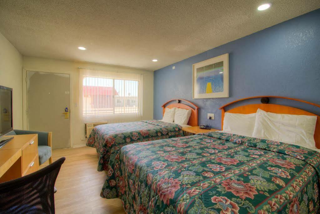 Travel Inn And Suites Ridgecrest Bagian luar foto