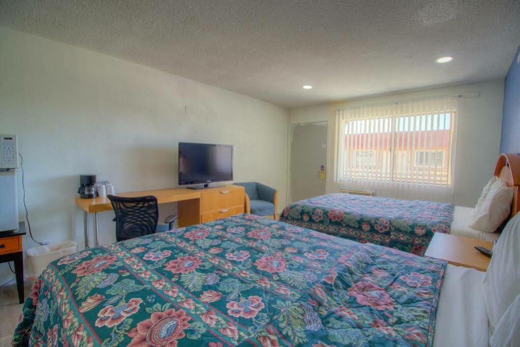 Travel Inn And Suites Ridgecrest Bagian luar foto