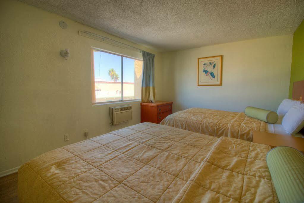 Travel Inn And Suites Ridgecrest Bagian luar foto