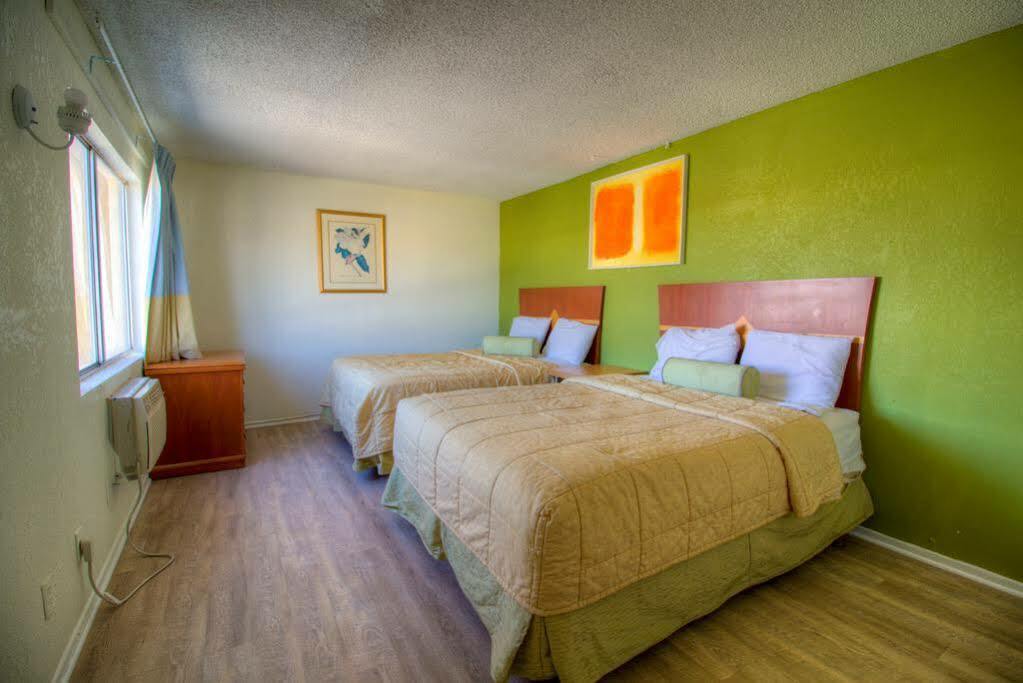 Travel Inn And Suites Ridgecrest Bagian luar foto