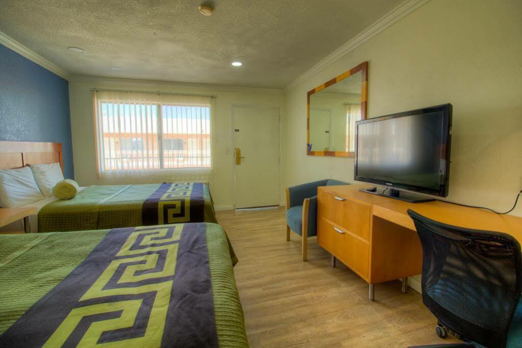 Travel Inn And Suites Ridgecrest Bagian luar foto